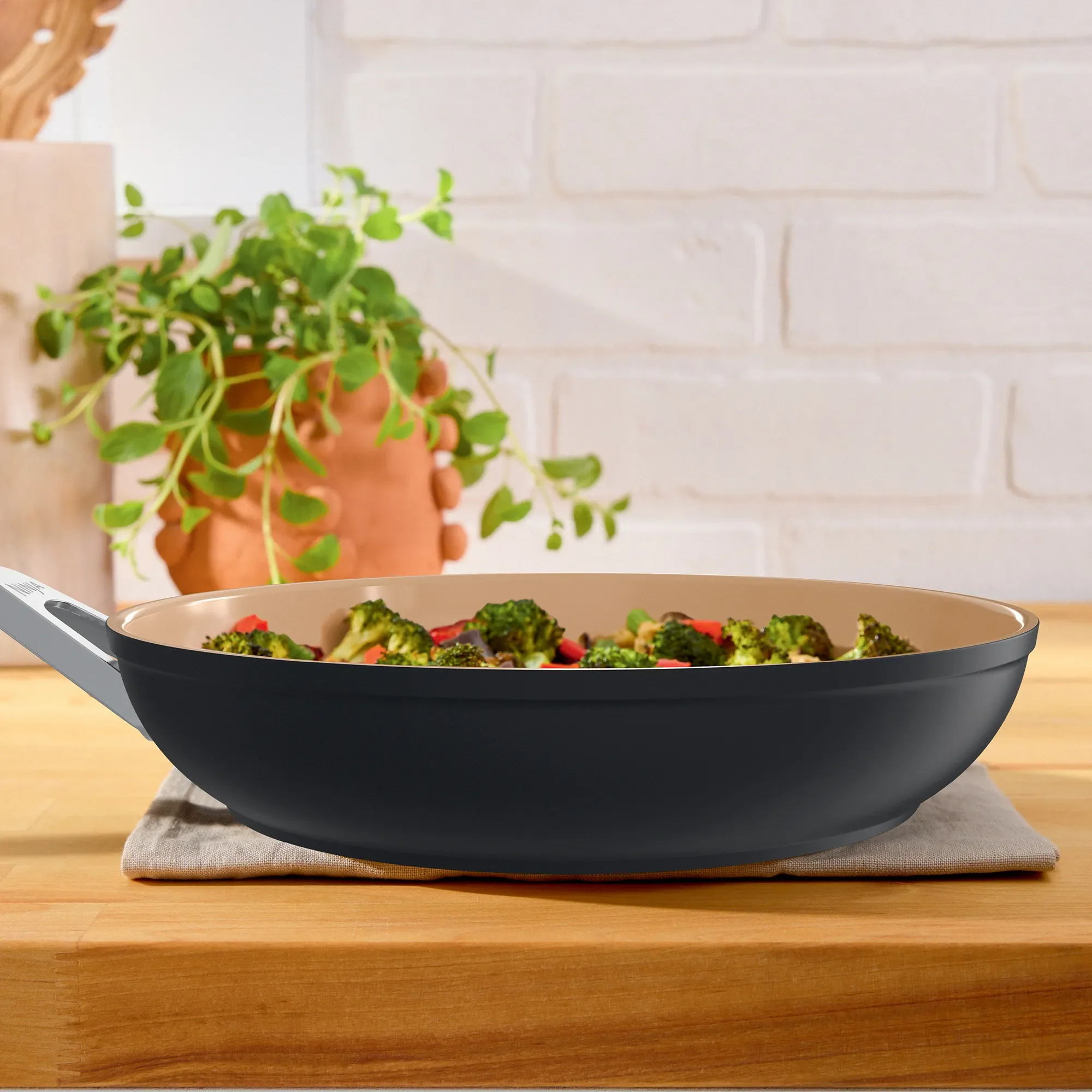Ninja Extended Life Ceramic 30cm Fry Pan - Image 3